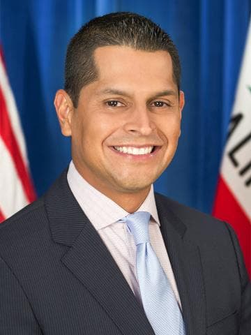 Miguel Santiago headshot